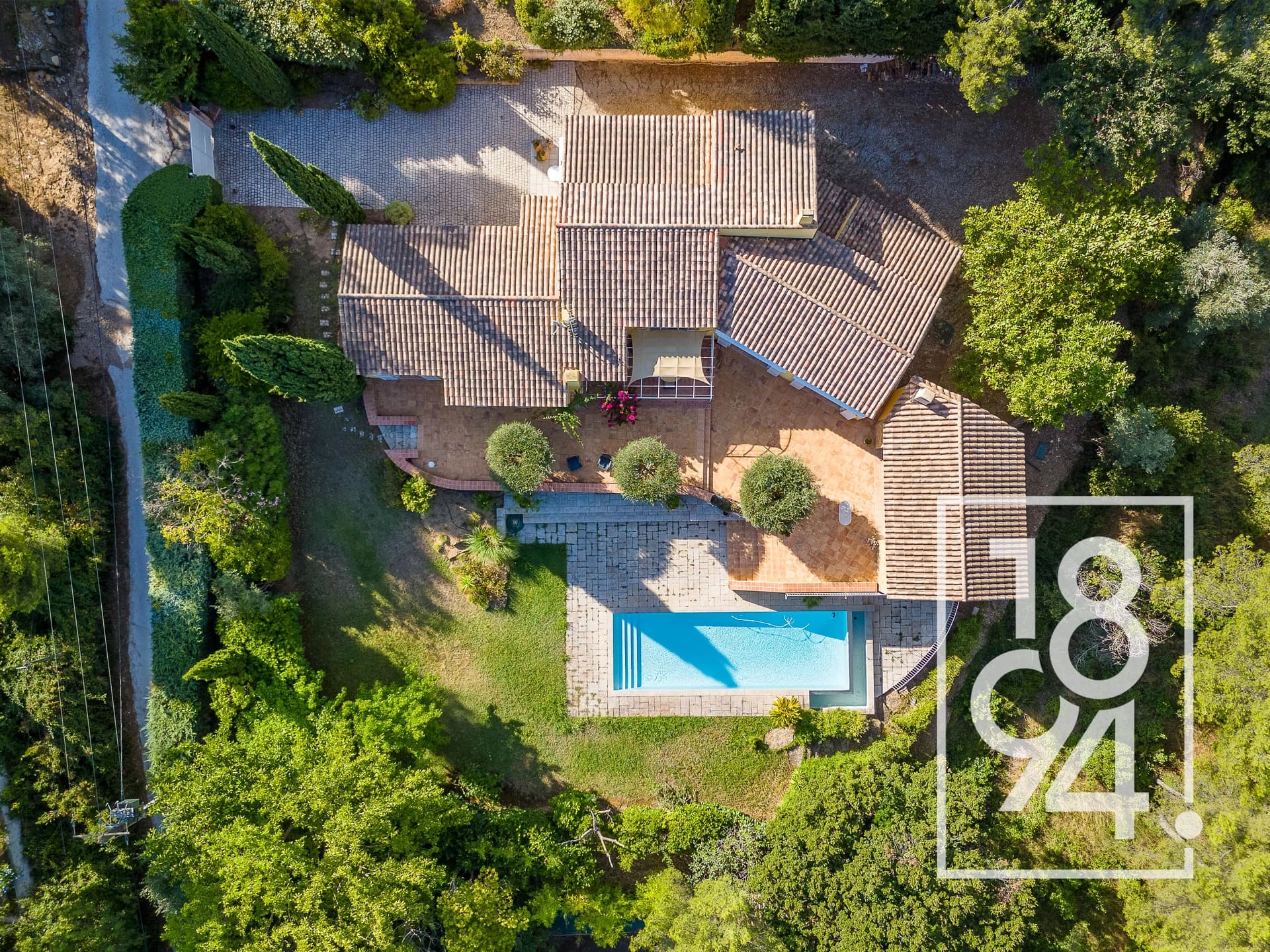 Villa de plain-pied avec piscine à débordement, aux portes des Lecques
