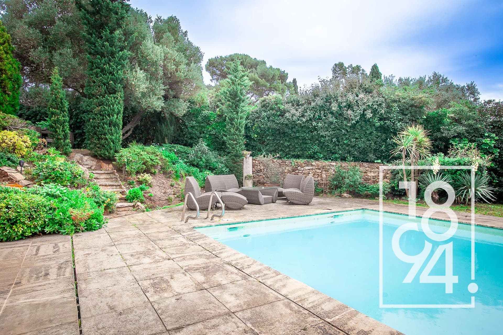 Villa traversante vue mer avec piscine, sur un vaste terrain varois