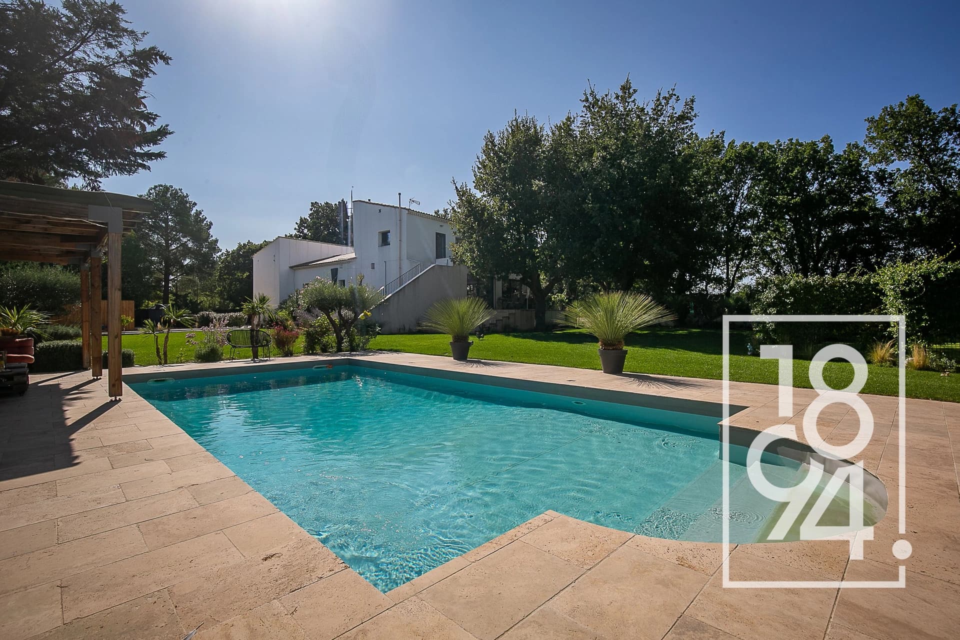 Villa avec piscine et city stade, dans un secteur prisé d'Aix-en-Provence
