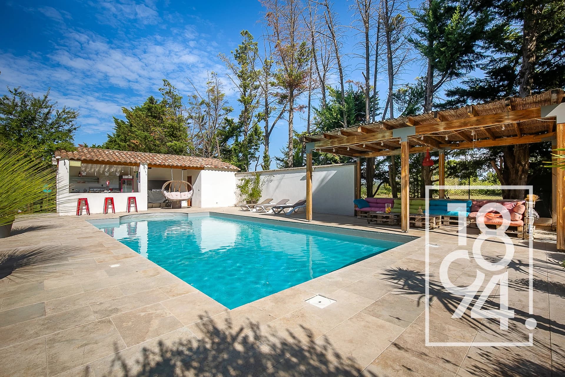Villa avec piscine et city stade, dans un secteur prisé d'Aix-en-Provence