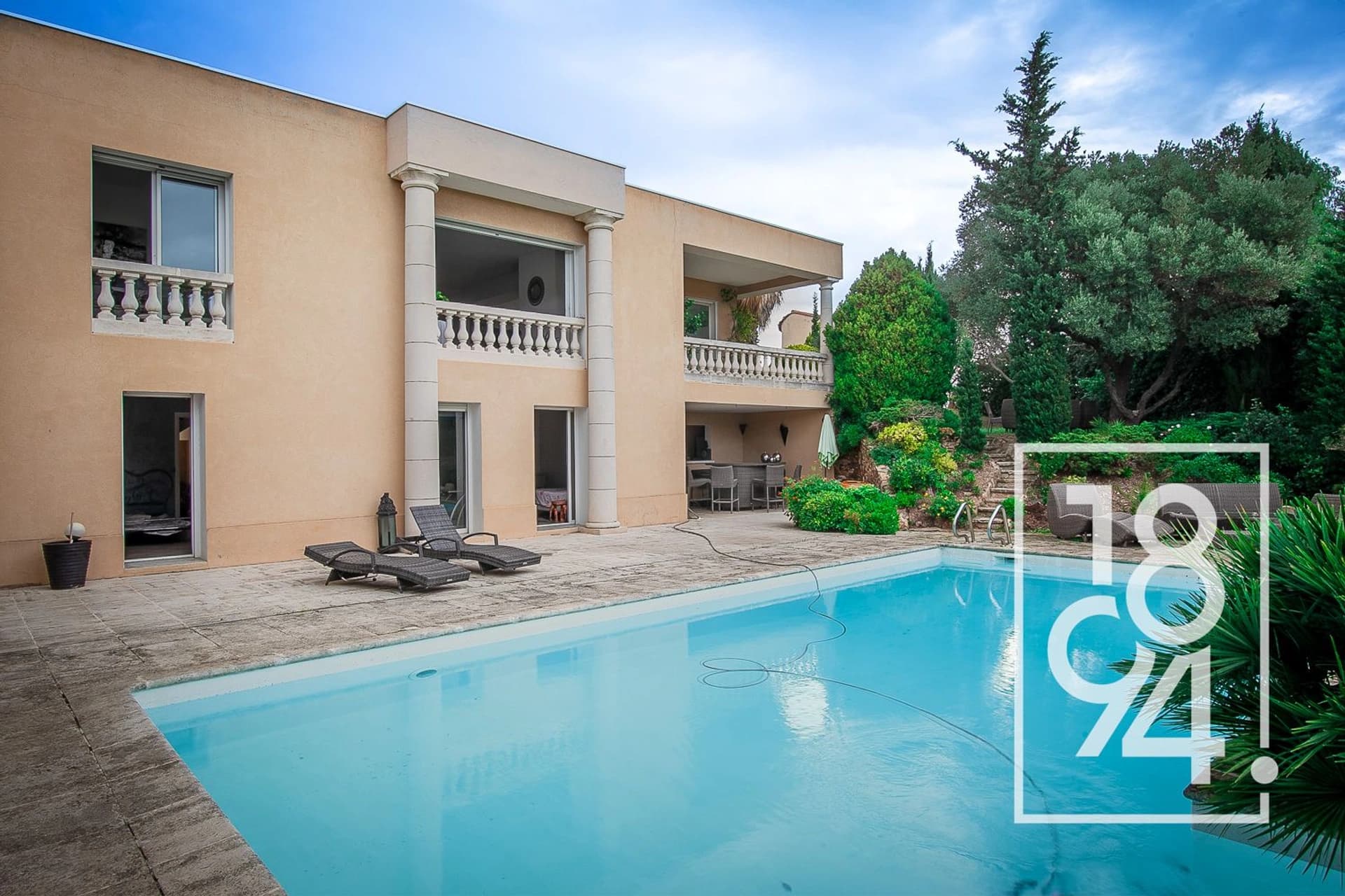 Villa traversante vue mer avec piscine, sur un vaste terrain varois